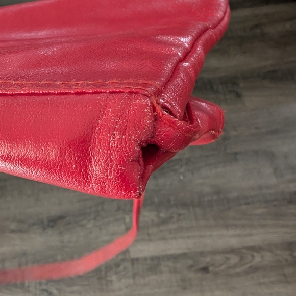Vintage 1980s Bright Red Vinyl Fold Over Shoulder Bag - Picture 7 of 8